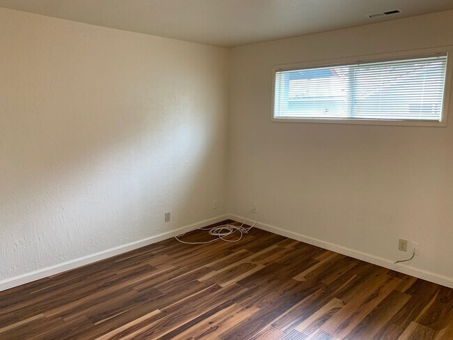 Building Photo - Bright & Spacious 3-Bedroom Home in Desirable River Road Area