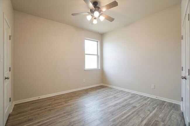 Building Photo - 18621 Dry Pond Dr