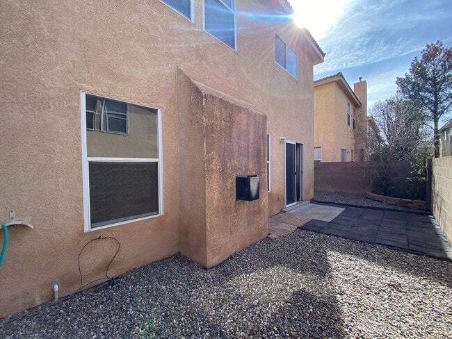 Building Photo - 3 bed 2.5 bath