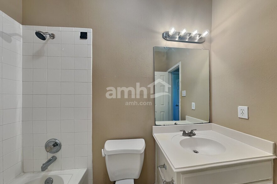 Building Photo - 7418 Jacobs Well Dr