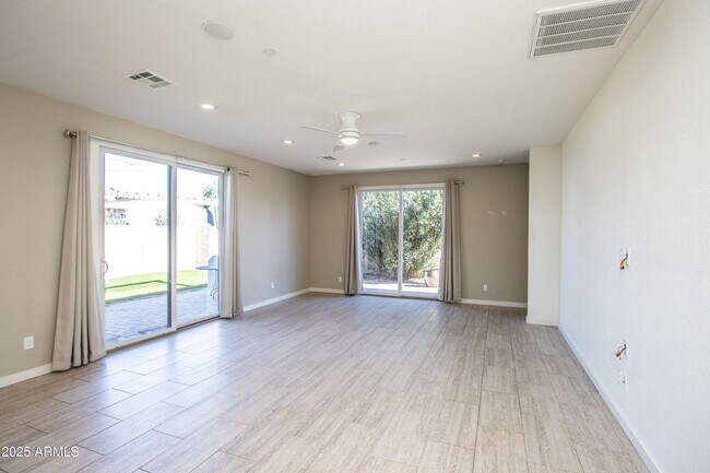 Building Photo - 3609 N Navajo Trail