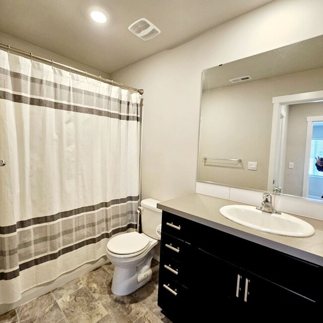 Building Photo - Immaculate and spacious 3 bed townhouse in convenient CK location