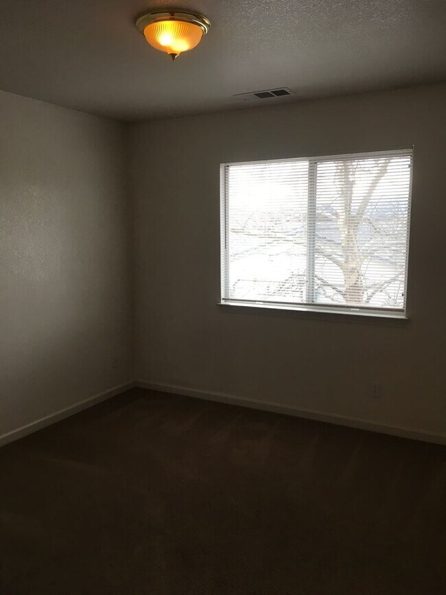 Building Photo - 819 Cally Ct