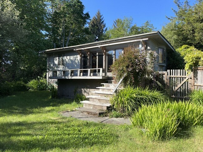 Building Photo - 2000+ sf home is in a great location, pet ...