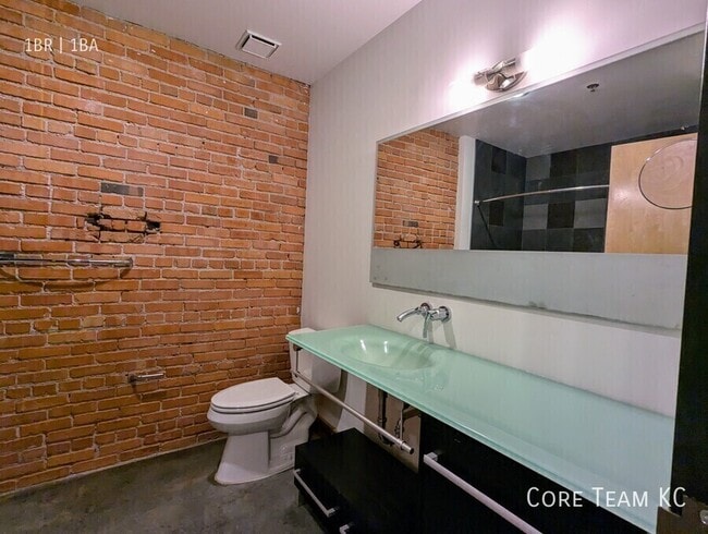 Building Photo - 382 W 22nd St