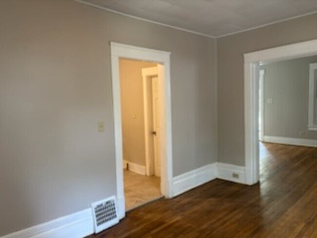 Building Photo - 644 Easter Ave