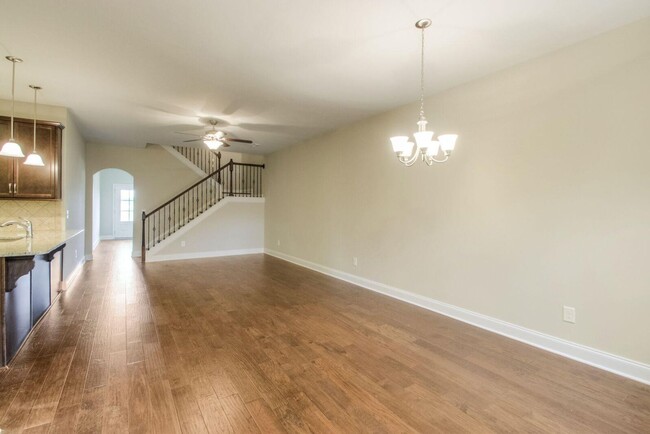 Building Photo - Spacious Living in Foxland Crossing