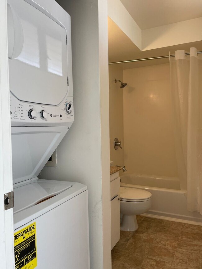 Building Photo - 4 Months of Discounted Rent! Sunny, 8th Flr Unit in Boutique Building with Gorgeous Views from Sp...