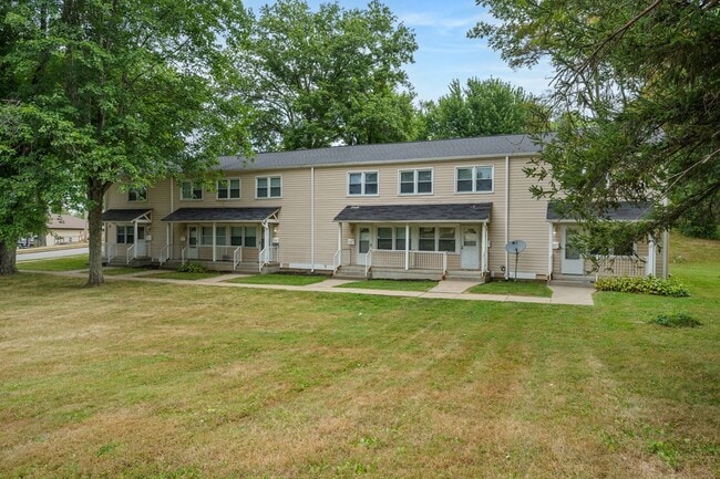 Building Photo - Newly Renovated 2BR Townhouse Midland, PA! W/ AC!