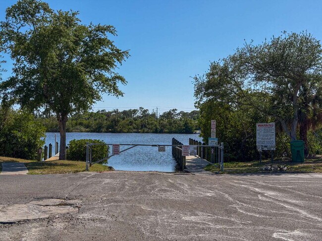 Building Photo - "Spacious 3-Bed Sanctuary with 3.5 Baths in Charming Port Charlotte!"