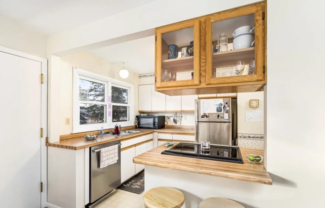 Building Photo - Three Bedroom Townhome n Aspenwood!