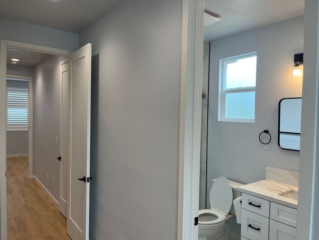 Building Photo - 3 Bedroom/ 3 Bathroom Home in Huntington B...