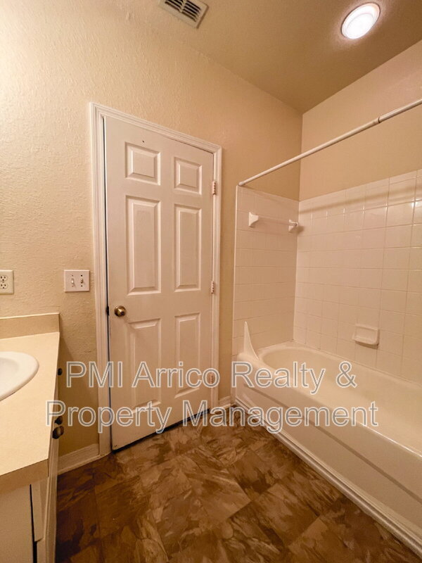 Building Photo - 18001 Richmond Pl Dr