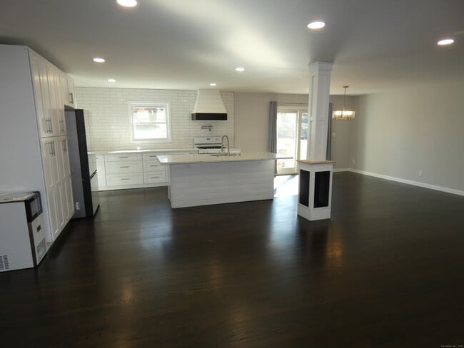 Building Photo - 6 Greenfield Dr