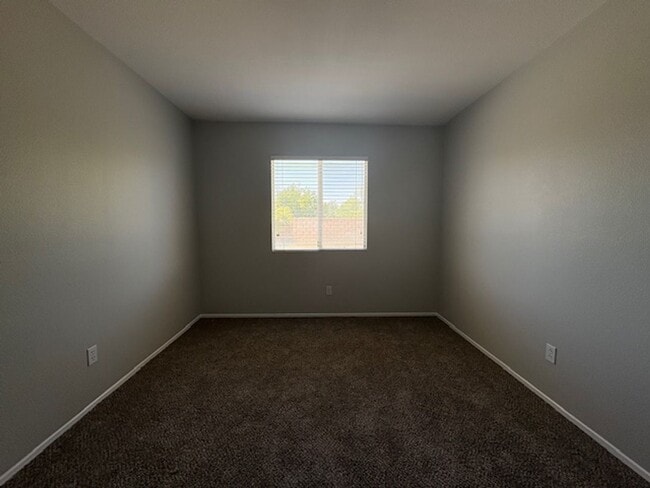 Building Photo - 4 Bedroom with NEW Carpet & Paint
