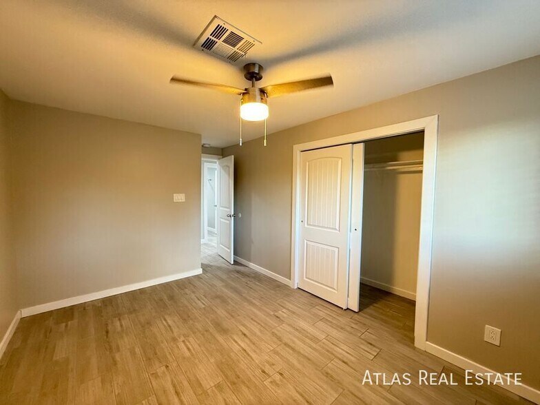 Building Photo - 3412 W Orangewood Ave