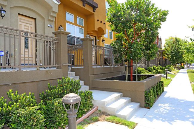 Building Photo - Lunare Townhomes