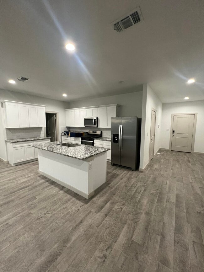 Building Photo - 10518 Aberdeen Ave