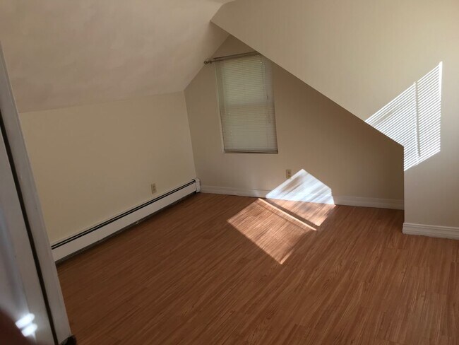 Building Photo - 144 Thorndike St