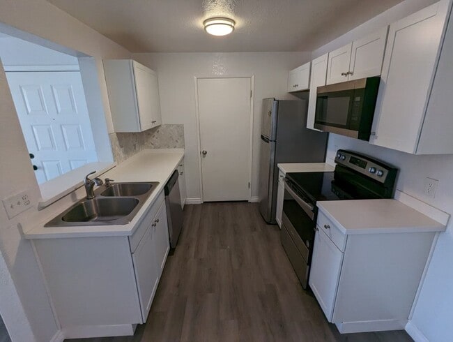 Building Photo - 240 Mission Catalina Ln