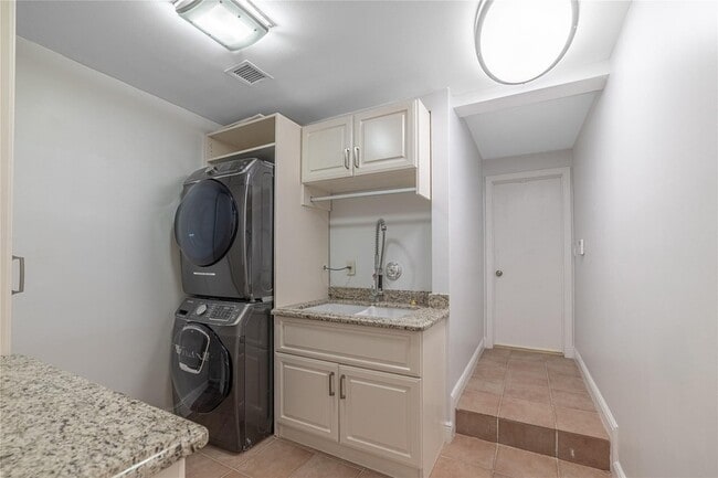 Building Photo - 2519 Barcelona Dr