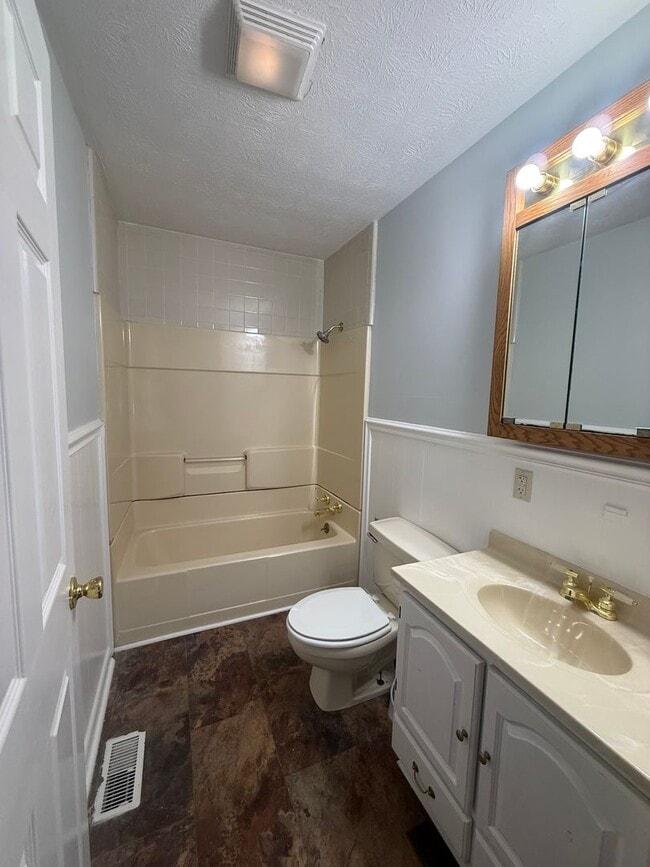 Building Photo - 2-3 Bedroom house with 2 bathrooms and garage