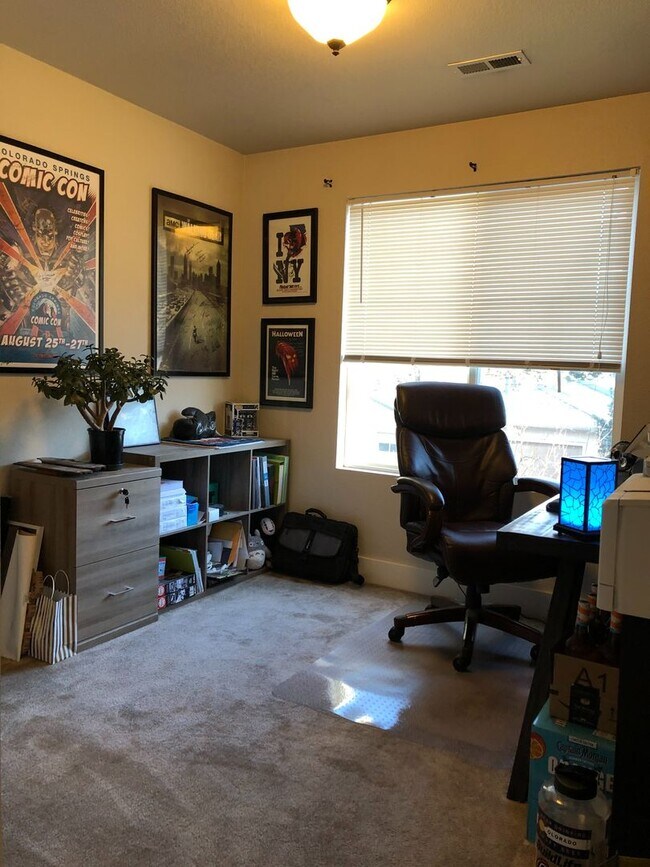 Building Photo - Charming 2br 1.5ba Two Level Condo in Dist...