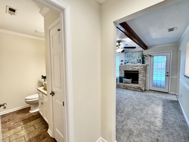 Building Photo - 4-Bedroom Home in Rock Creek Available NOW...