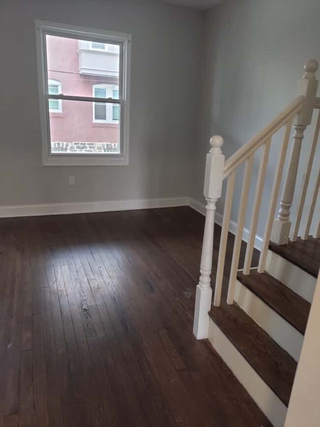 Building Photo - 250 N Salford St