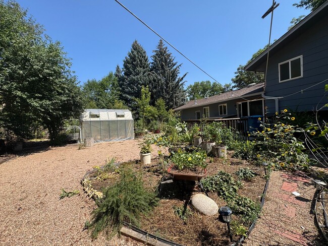 Building Photo - Gardener's paradise!