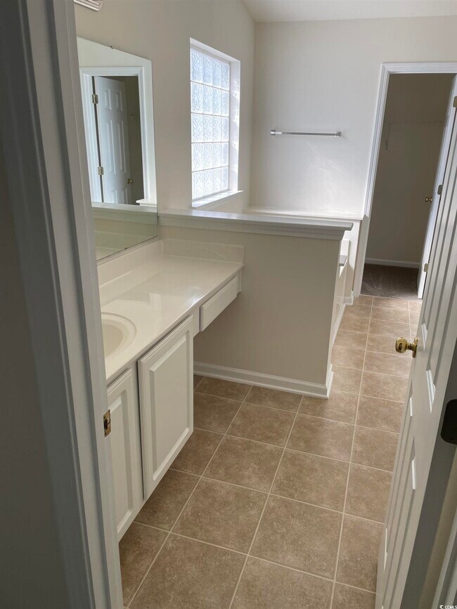 Building Photo - 204 Bittersweet Ln