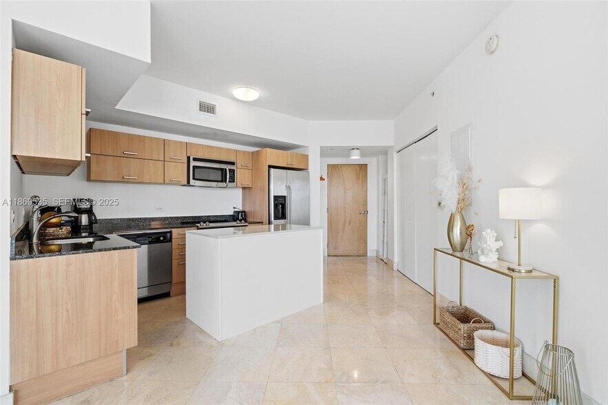 Building Photo - 350 S Miami Ave