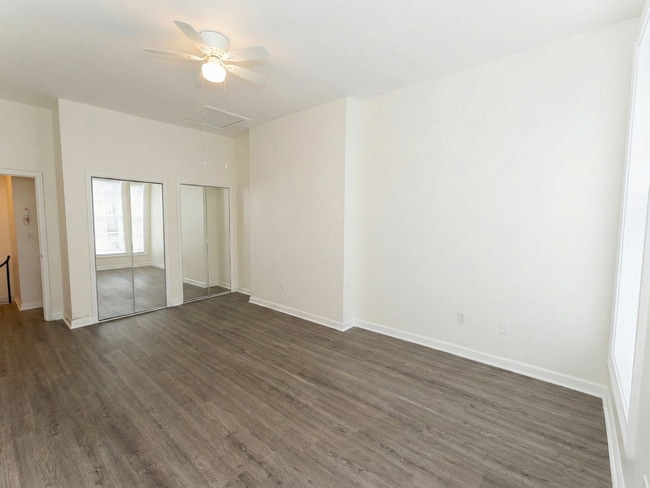 Building Photo - 235 King St