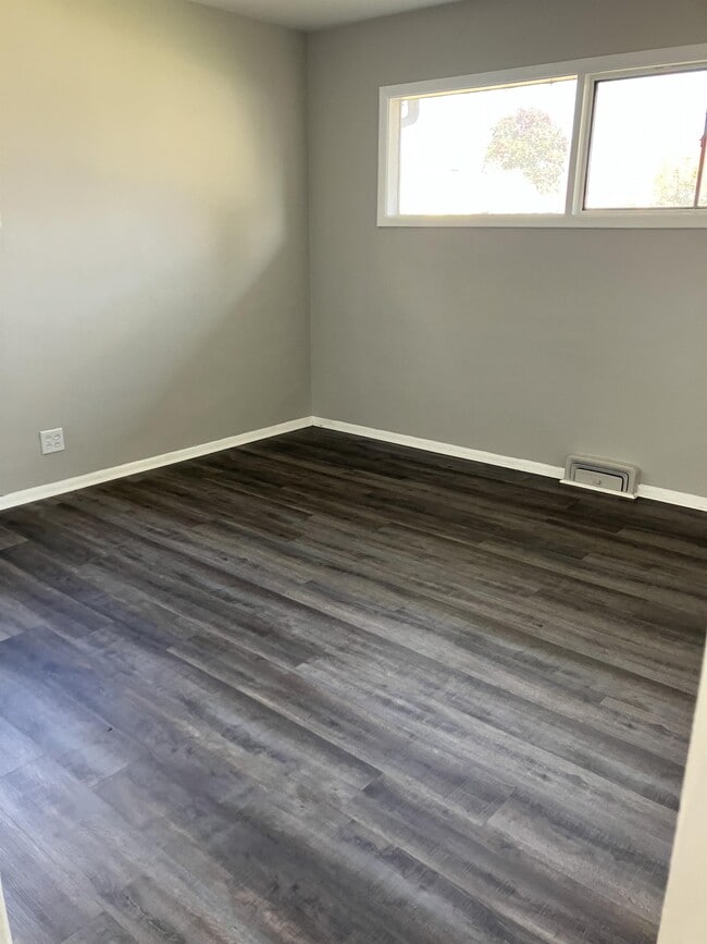 Building Photo - 4820 Bluebird Ave