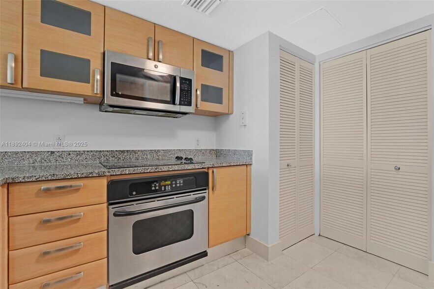 Building Photo - 2101 Brickell Ave