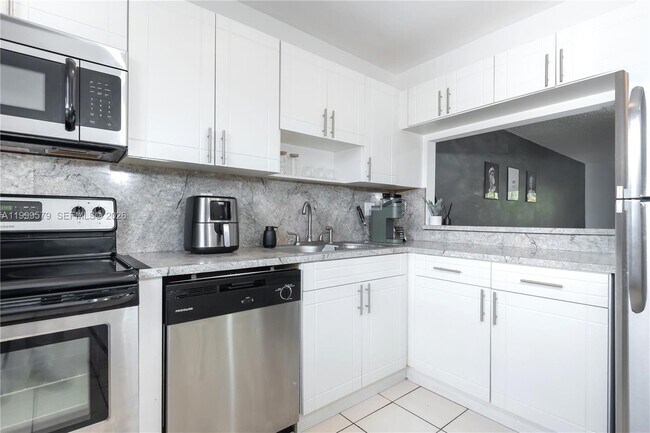 Building Photo - 8885 Fontainebleau Blvd