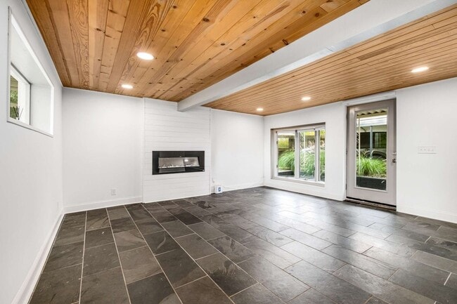 Building Photo - 562 Neelys Bend Rd