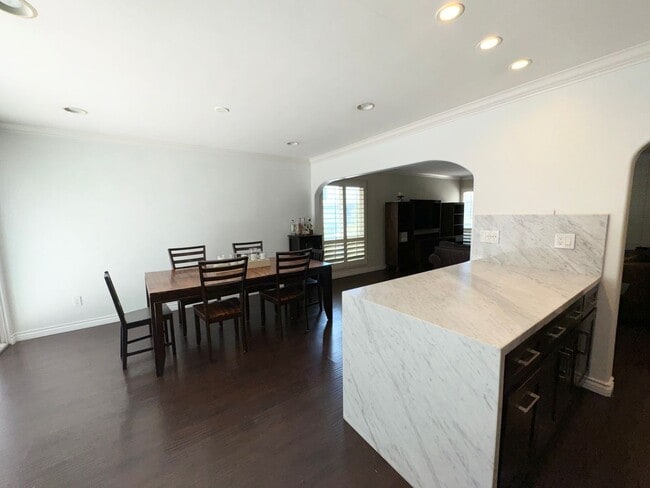 Building Photo - Beautifully Updated 3 Bedroom, 2 bath Rola...