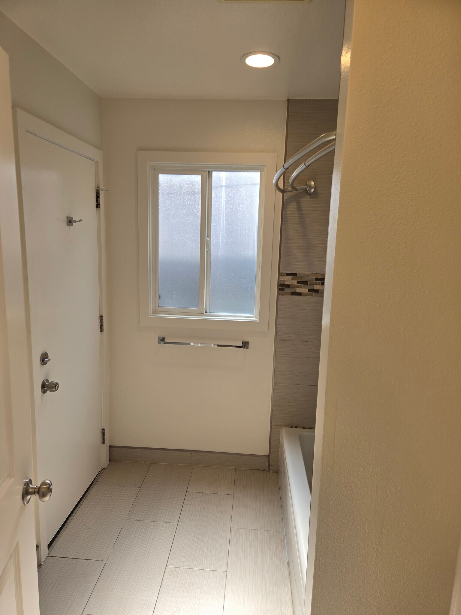 Building Photo - 2118 W 57th St