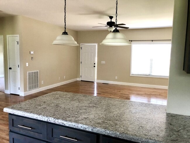 Building Photo - " 3-Bed  2 bath Oasis with Granite Elegance & Gleaming Hardwood in Cookeville!"