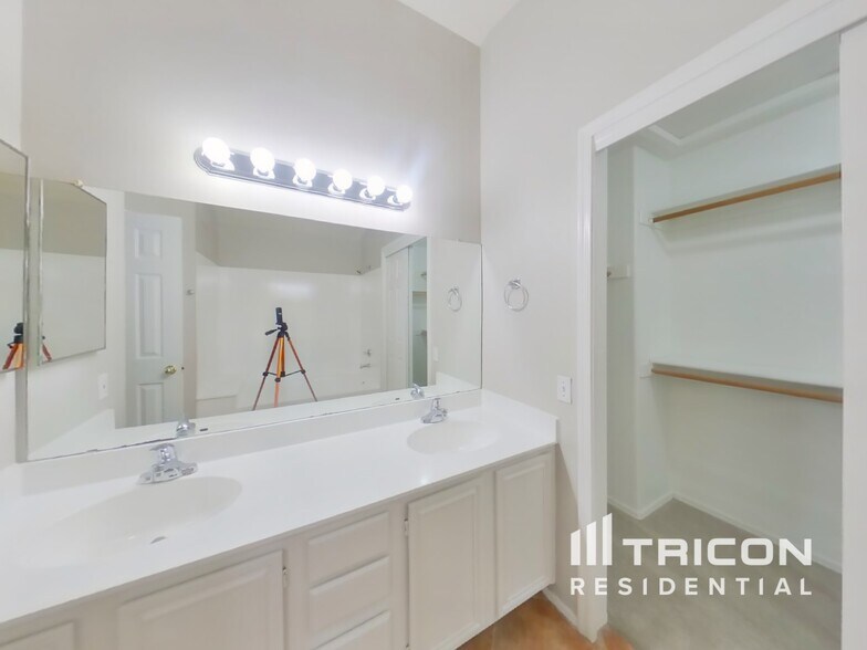 Building Photo - 6642 E Northridge St