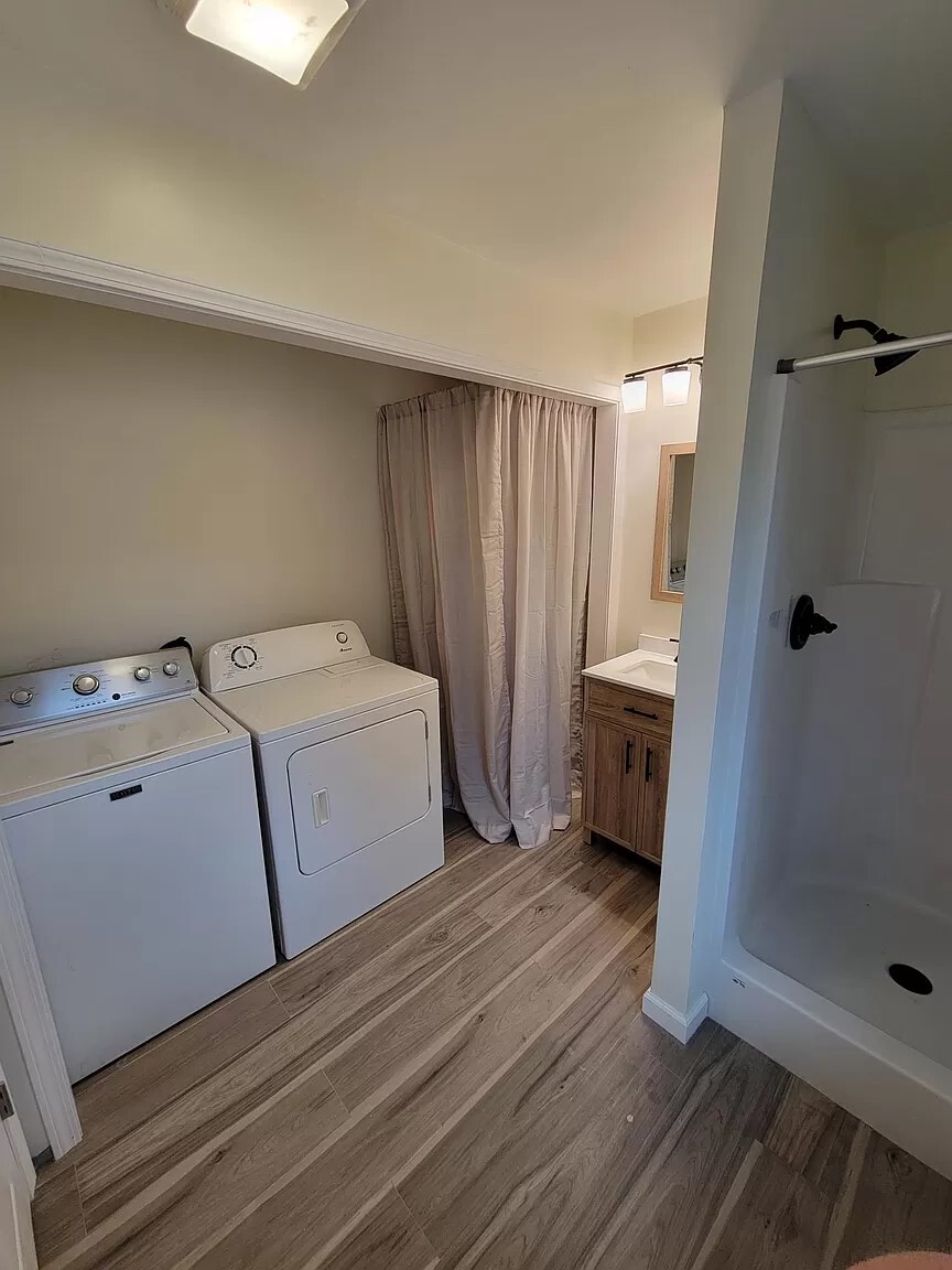 Building Photo - 106 E Harrier St