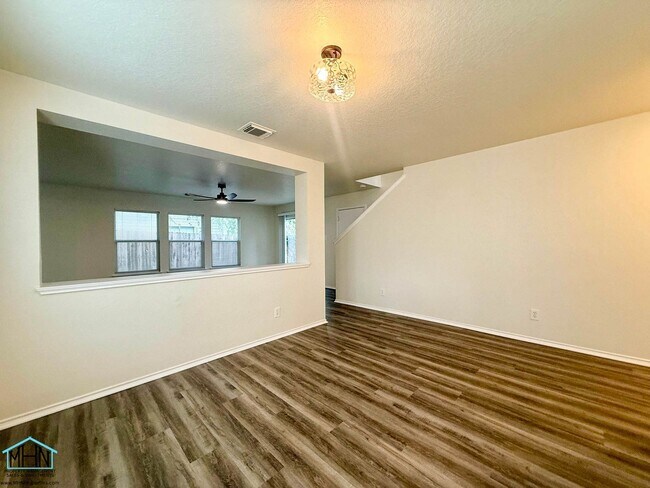 Building Photo - Beautifully Updated 2-Story 3-Bedroom, 2.5-Bathroom Gem Nestled in the Heart of San Antonio!