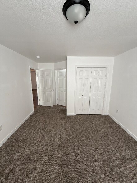 Building Photo - 806 N White Barn Rd