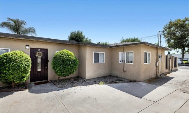 Front unit - no attached walls - 2052 Pomona Ave