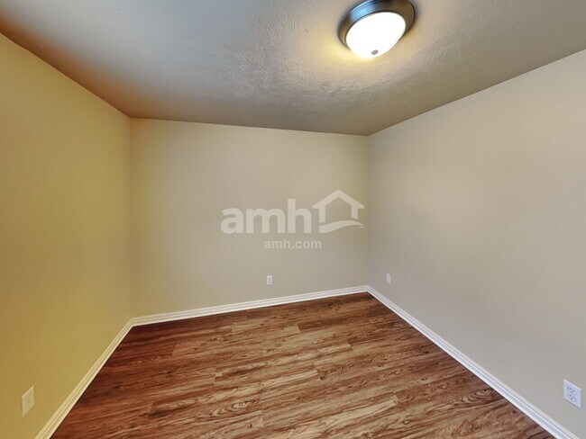 Building Photo - 156 W Rory Ln