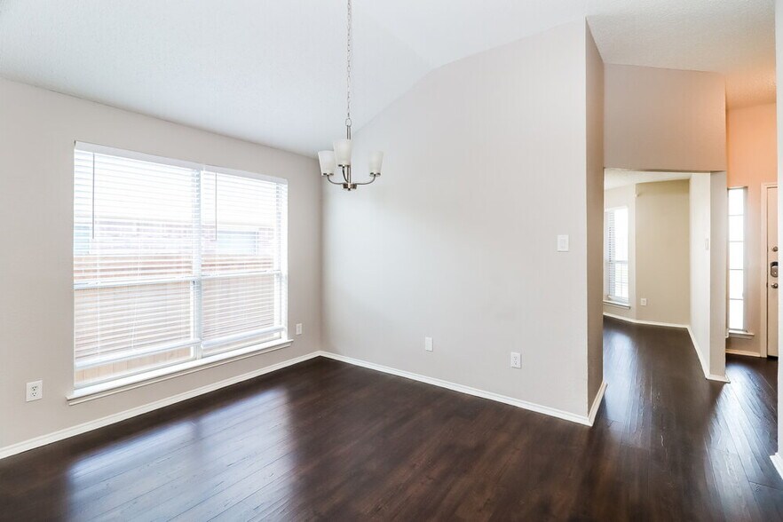 Building Photo - 2521 Nogales Dr