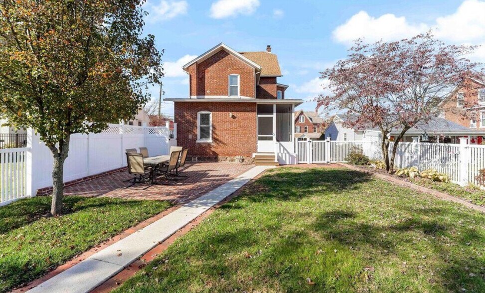 Building Photo - 326 Walnut St