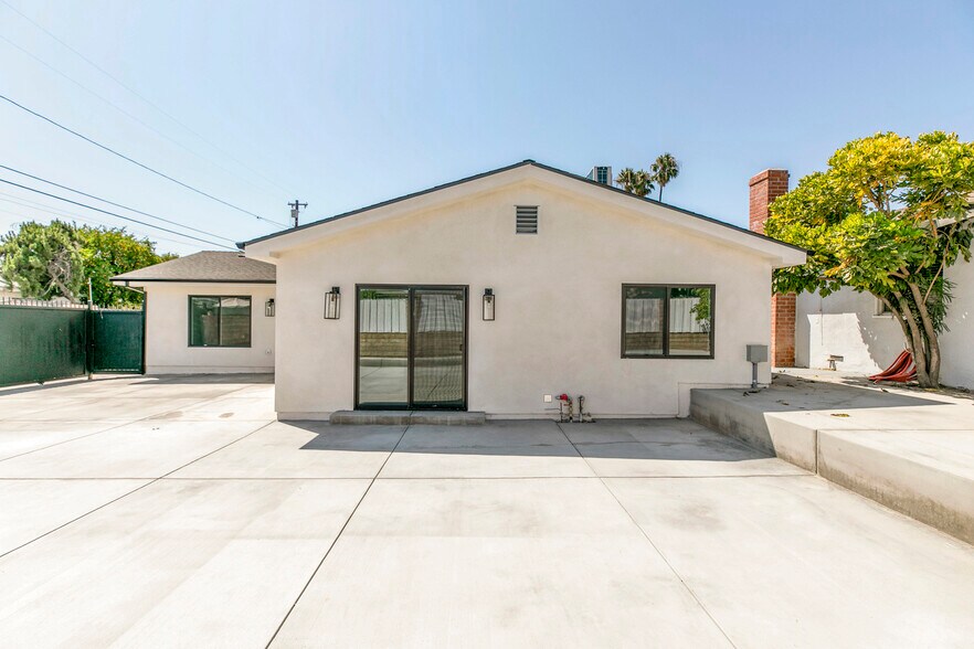 Building Photo - 10446 Woodley Ave