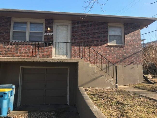 Building Photo - Spacious 2 Bedroom Duplex